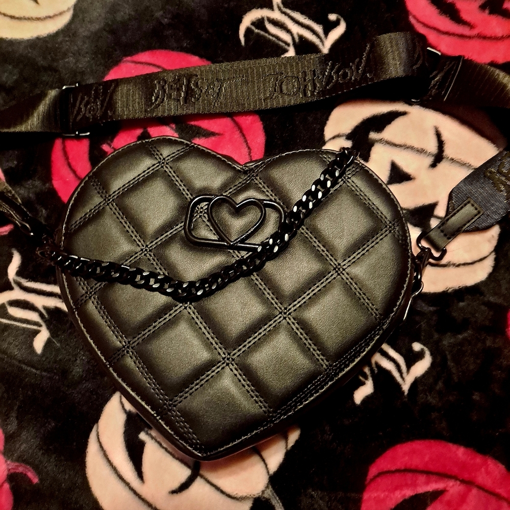 Betsey Johnson Black Heart Shaped Valentine's Chained Zipper Pull PuBlack Hearse